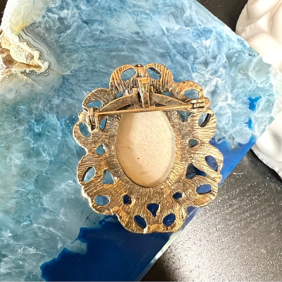 Vintage Cameo Hand Painted Floral Pin Brooch - Picture 3 of 4